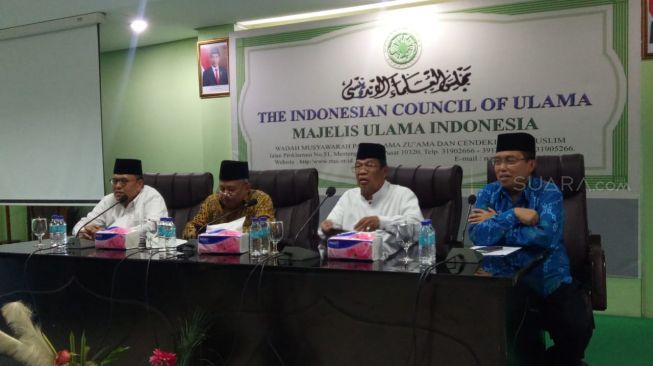 Majelis Ulama Indonesia menyerukan semua elemen bangsa, khususnya umat Islam, untuk lebih mendekatkan diri kepada Allah SWT dan perbanyak berdoa, setelah virus corona Covid-19 menyebar di tanah Air. [Suara.com/Muhammad Yasir]