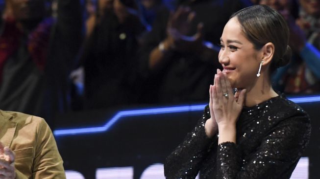 Juri Indonesian Idol Bunga Citra Lestari hadir pada Result and Reunion Indonesian Idol di Jakarta, Senin (2/3). [ANTARA FOTO/Hafidz Mubarak]