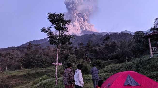 Warga melihat letusan Gunung Merapi terlihat dari Bulit Klangon, Cangkringan, Sleman, DI Yogyakarta, Selasa (3/3). [ANTARA FOTO/Rizky Tulus]