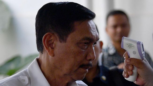 Menko Bidang Kemaritiman dan Investasi Luhut Binsar Panjaitan diperiksa suhu tubuhnya sebelum rapat dengan Presiden Joko Widodo di kompleks Istana Kepresidenan, Jakarta Pusat, Selasa (3/3). [ANTARA FOTO/Sigid Kurniawan]
