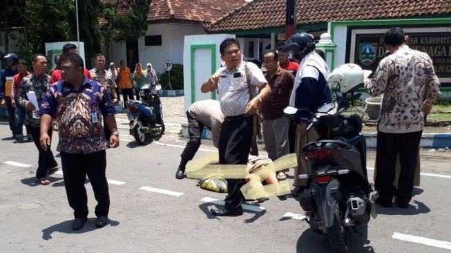 Ambulans Terobos Lampu Merah di Wahid Hashim, Tabrak Cewek Sampai Terkapar
