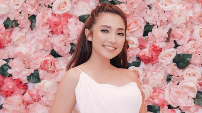 Manda Cello Ungkap Sisi Feminin di Klip Lagu Tak Tergantikan