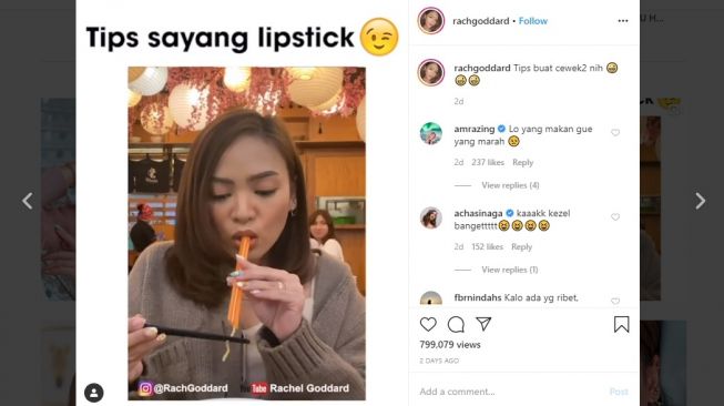 YouTuber bagikan tips makan mie pakai sedotan. [Instagram]