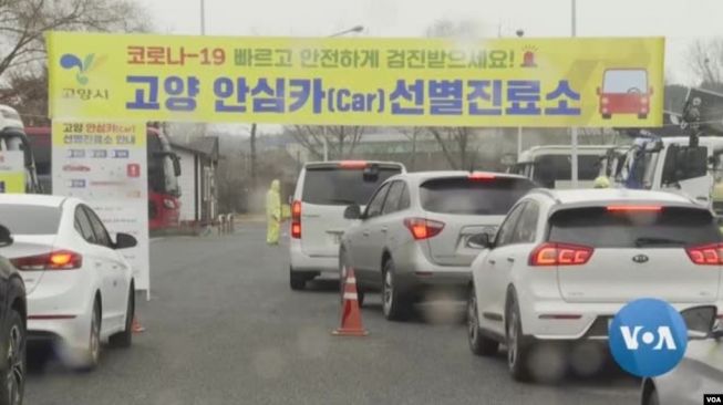 Tes virus Corona Covid-19 secara drive through di Seoul, Korea Selatan. (Dok. VOA Indonesia)