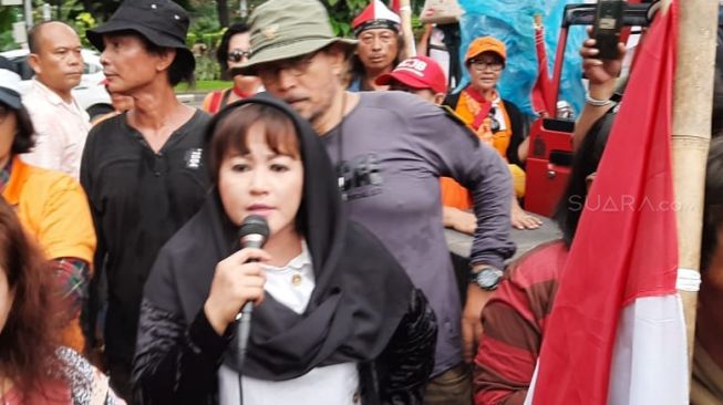 Politisi PDIP Dewi Tanjung ikut aksi di Balai Kota DKI Jakarta. (Suara.com/Fakhri Fuadi)