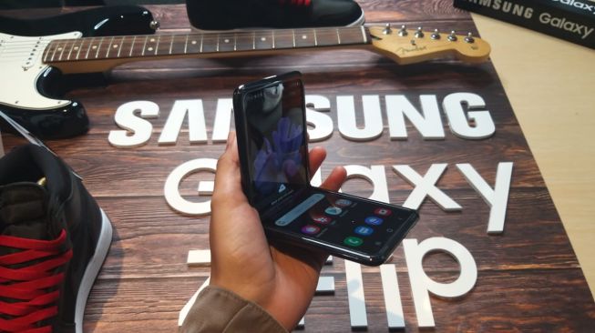 Samsung Galaxy Z Flip diluncurkan di Jakarta, Rabu (4/3/2020). [Suara.com/Tivan Rahmat]