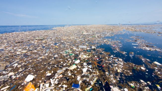 Ilustrasi lautan sampah plastik