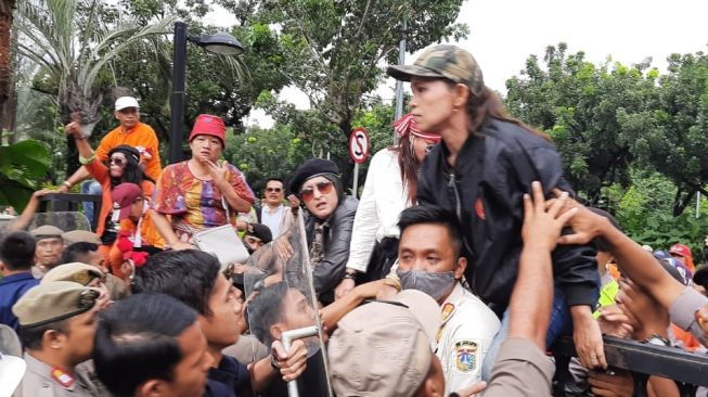 Demo Ricuh di Balai Kota, Massa Lukai Petugas Keamanan Perempuan