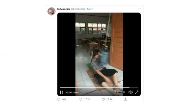 Aksi warganet asyik berolahraga kena prank. [Twitter]