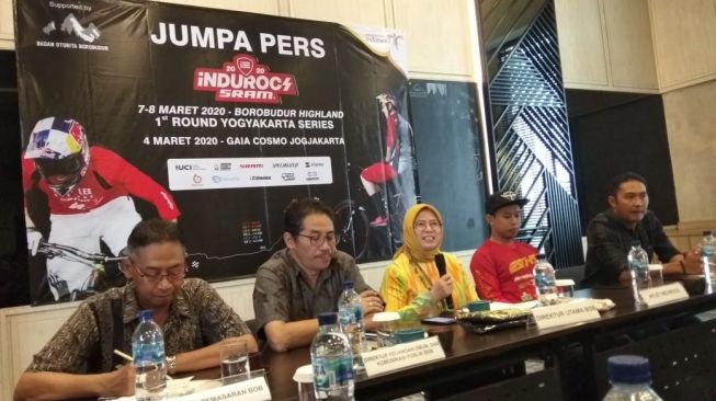 Direktur Utama BOB, Indah Juanita (tengah), dalam konferensi pers Kejurnas Indurocs. (Suara.com/Irwan Febri Rialdi).