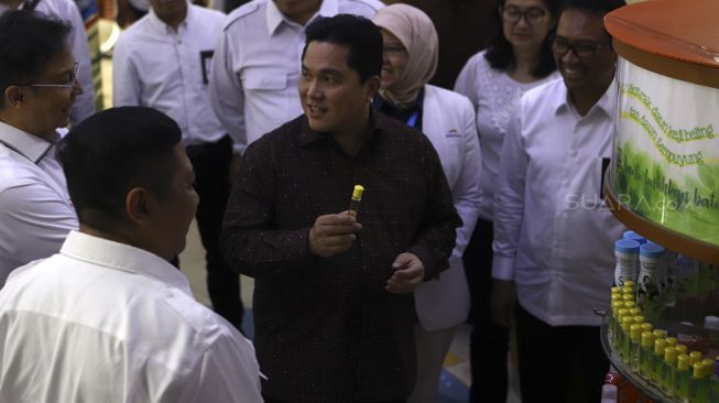 Menteri BUMN Erick Thohir meninjau Apotek Kimia Farma, Menteng, Jakarta, Rabu (4/3).  [Suara.com/Angga Budhiyanto]