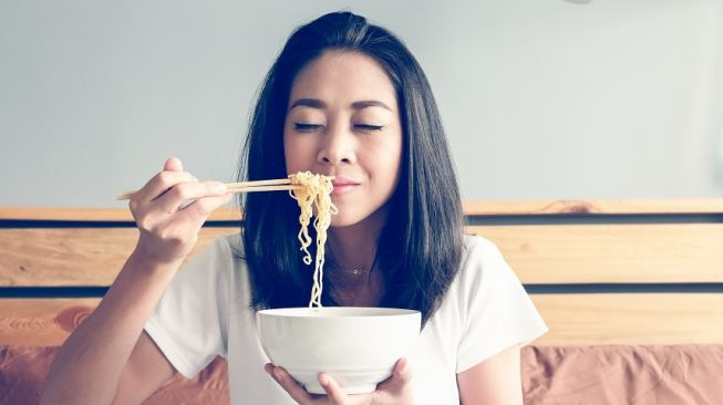 Katmut Perempuan Hebat Di Dunia Maya Kasih Tips Makan Mie Pakai Sedotan Warganet Lo Makan 