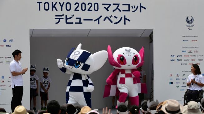 Maskot Olimpiade 2020, Miraitowa (tengah), dan maskot Paralimpiade 2020, Someity, diperkenalkan ke publik di Tokyo, Jepang, pada 22 Juli 2018. [AFP/Kazuhiro Nogi]