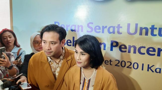 Tarra Budiman dan istrinya, Gya Sadiqah [Suara.com/Herwanto].