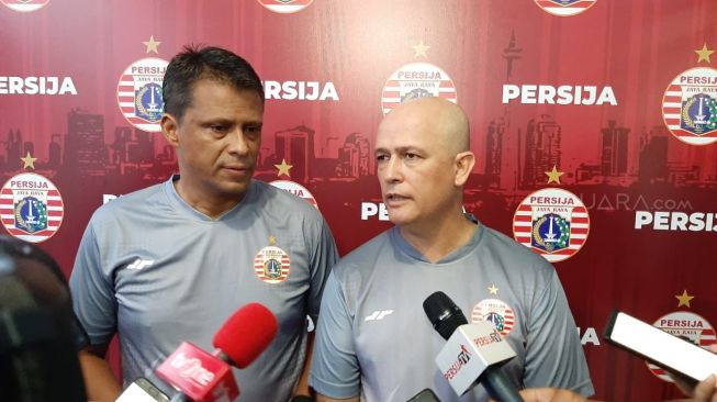 Pelatih Persija Jakarta, Sergio Farias (kiri) bersama penerjemah saat memberikan keterangan pers di Lapangan PS AU, Halim Perdanakusuma, Rabu (4/3/2020). (Suara.com/Adie Prasetyo Nugraha)