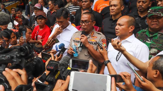 Kabid Humas Polda Metro Jaya, Kombes Yusri Yunus, memberi keterangan pers terkait sidak di Pasar Pramuka, Jakarta Timur, Rabu (4/3). [Suara.com/Alfian Winanto]