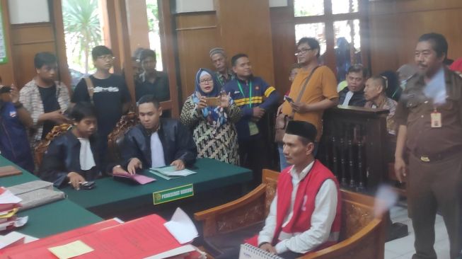 Beri Uang Rp 5 Juta, Suami Bakar Istri Depan Mertua Minta Dihukum Ringan