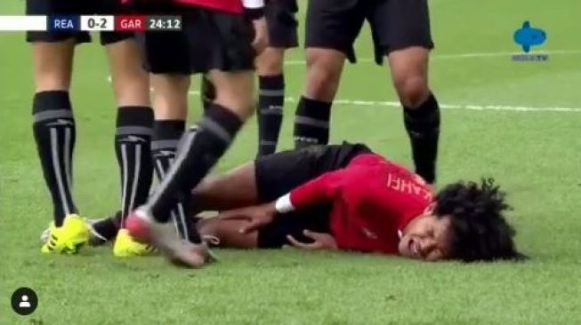 Penyerang Garuda Select, Bagus Kahfi, cedera dalam pertandingan melawan Reading U-18. (Dok. MolaTV).