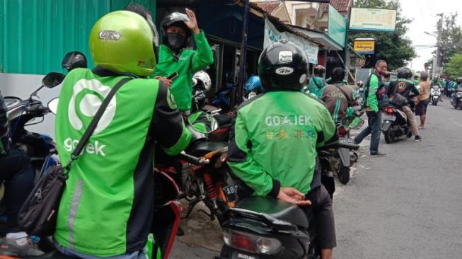 Teman Dipukul, Ratusan Driver Ojol Geruduk Kantor Leasing di Depok