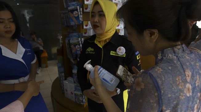 Pembeli memilih cairan aseptic di apotek Kimia Farma Menteng, Jakarta, Rabu (4/3). [Suara.com/Angga Budhiyanto]