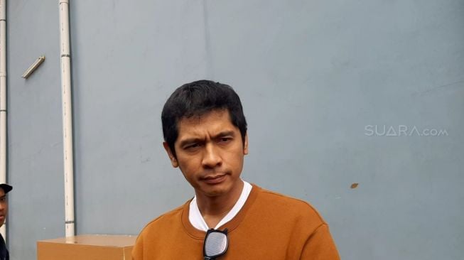 Waspada Corona, Adi Nugroho Borong 100 Masker