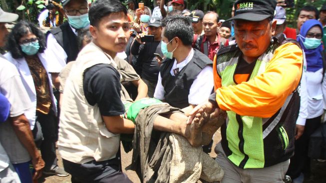 Petugas medis mengevakuasi Orang Dengan Gangguan Jiwa (ODGJ) berinisial SY yang dipasung selama empat tahun dengan beton di Dampit, Malang, Jawa Timur, Selasa (3/3).  [ANTARA FOTO/Ari Bowo Sucipto]