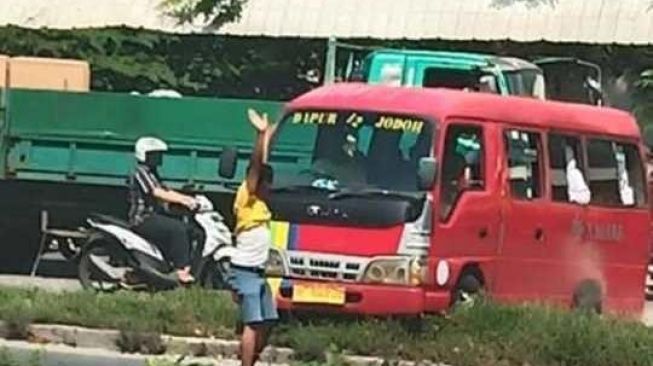 Bimbar Viral Panjat Median Jalan Diamankan Dishub Batam