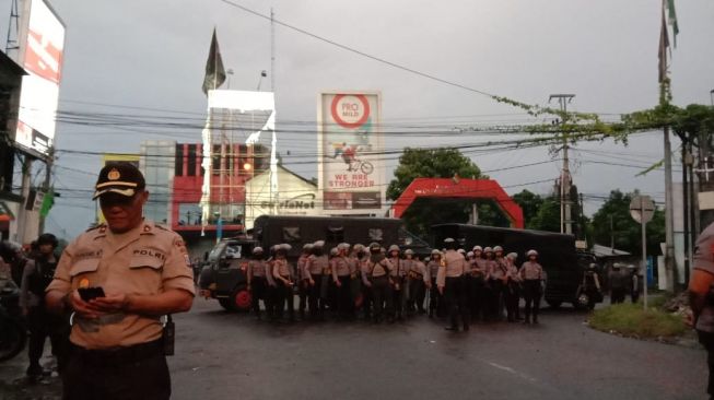 Suasana terkini ricuh antara driver ojol dengan sekelompok massa di Babarsari, Kamis (5/3/2020). [Mutiara Rizka / SuaraJogja.id]