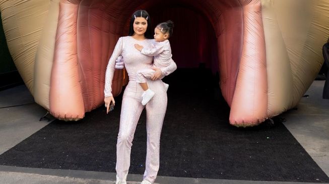 Kompak Banget! Ini Potret Kembar Dress Pink Kylie Jenner dan Stormi Webster