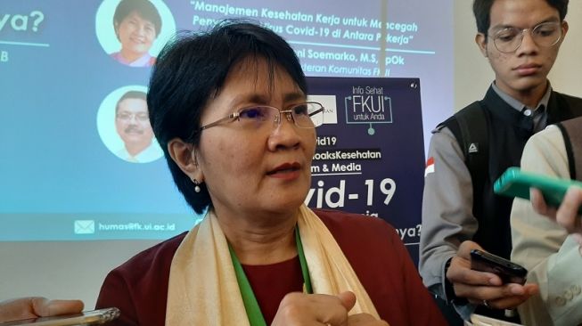 Dr. dr. Dewi Sumaryani Soemarko, M.S, SpOK menjelaskan cara karantina diri sendiri di rumah, dalam seminar di FKUI Salemba, Jakarta Pusat, Kamis (5/3/2020). (Suara.com/Dini Afrianti)