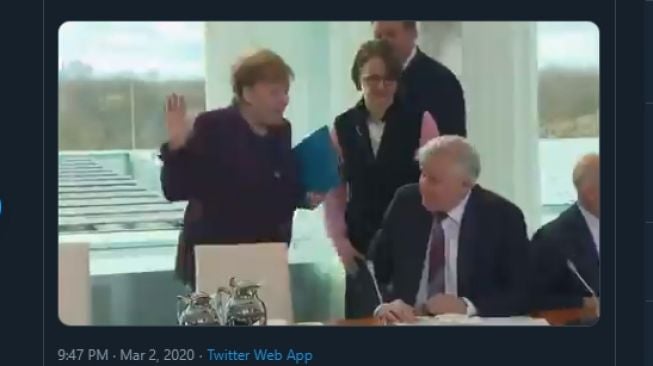 Angela Merkel dan Horst Seehofer menghindari saling berjabat tangan. (Twitter/@waseem_swaty)