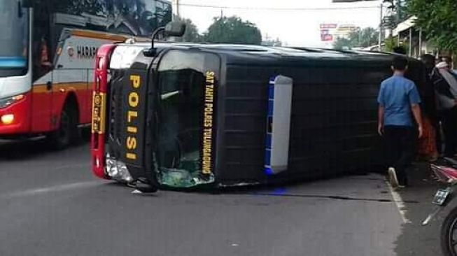 Mobil Bawa Tahanan di Tulungagung Terguling, Kaca Pecah dan Penyok-penyok