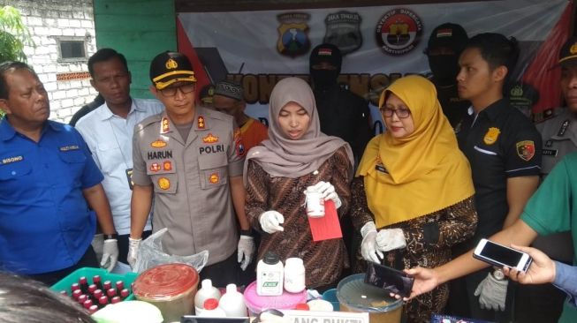 Modal Buku Panduan Bikin Jamu, Shodiq Nekat Buka Pabrik Jamu Rumahan Ilegal