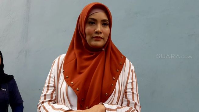 Dituding Telantarkan Ibu, 5 Potret Kebersamaan Elma Theana dan Waty Siregar