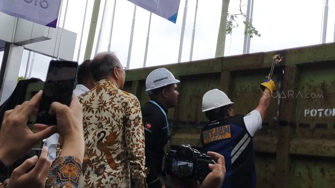 Pemotongan body truk dengan peralatan las dalam GIICOMVEC 2020 oleh Menteri Perindustrian, Ketua Umum GAIKINDO dan unsur terkait [Suara.com/CNR ukirsari].