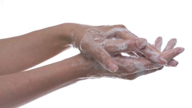 Cuci tangan pakai sabun untuk mencegah virus corona covid-19. (Shutterstock)