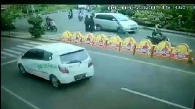 Peristiwa kecelakaan lalu lintas antara motor dengan sepeda di jalan Juanda Depok terekam CCTV yang viral di medsos. [Dokumen Polisi]