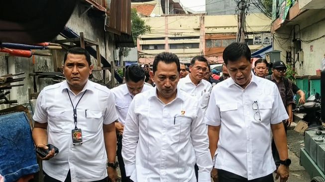 Kabareskrim Polri Komjen Polisi Listyo Sigit Prabowo melakukan inspeksi dadakan atau sidak di kawasan pertokoan Glodok, Jakarta Barat, Kamis (5/3/2020). (Suara.com/M. Yasir)