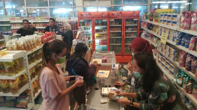 PD Pasar Jaya memutuskan untuk menurunkan harga satu boks masker dari Rp 300 ribu menjadi Rp 125 ribu per boks. (Suara.com/Fakhri Fuadi)