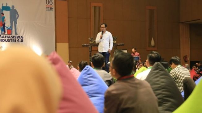 Direktur Utama LPDB - KUMKM, Braman Setyo, dalam Rebranding Koperasi Mahasiswa (Kopma) bertema "Transformasi Koperasi Mahasiswa Menghadapi Revolusi Industri 4.0", di Surabaya, Jawa Timur, Rabu (4/3/2020). (Dok : LPDB)