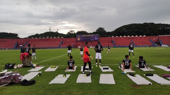 Para pemain Bhayangkara FC melakukan latihan ringan di Stadion Brawijaya, Kediri, Kamis (5/3/2020), jelang laga Liga 1 2020 melawan Persik Kediri. [Suara.com / Usman Hadi]