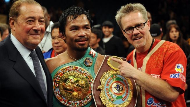 (Dari kiri) Promtor Bob Arum, legenda tinju dunia Manny Pacquiao dan sang pelatih Freddie Roach. [AFP/Gabriel Bouys]