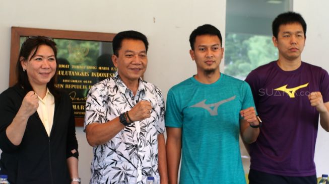 (Dari kiri) Kabid Binpres PBSI Susy Susanti, Sekjen PBSI Achmad Budiharto, dan pasangan ganda putra senior Indonesia, Mohammad Ahsan dan Hendra Setiawan, dalam konferensi pers jelang All England 2020 di Pelatnas PBSI, Cipayung, Jakarta Timur, Kamis (5/3/2020). [Suara.com/Arief Apriadi]