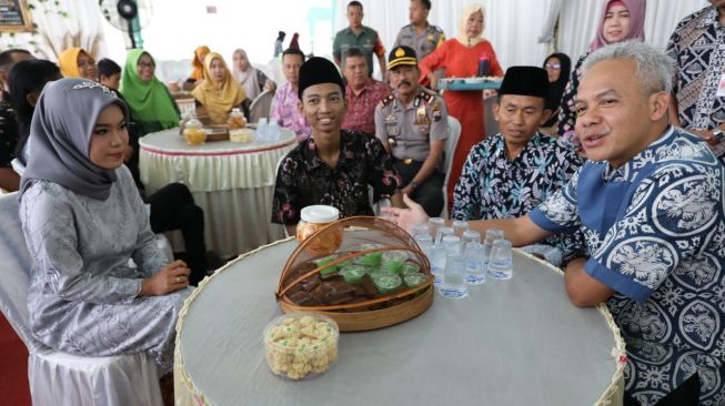 Ganjar Pranowo Hadiri Pernikahan Warga Jateng yang Terkena Talasemia