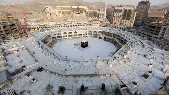 Kondisi kosong dari para jemaah di area sekitar Ka'bah di dalam Masjidil Haram, Arab Saudi, Kamis (5/3).  [AFP/ABDEL GHANI ]