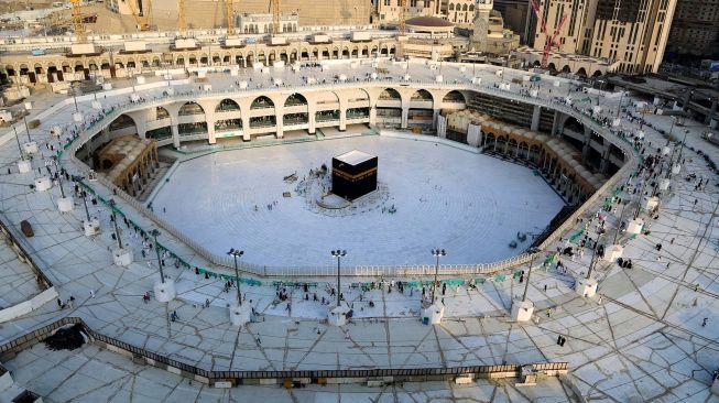 Suasana kosong dari para jemaah di area sekitar Ka'bah di dalam Masjidil Haram, Mekkah, Arab Saudi, Kamis (5/3).  [AFP/ABDEL GHANI ]