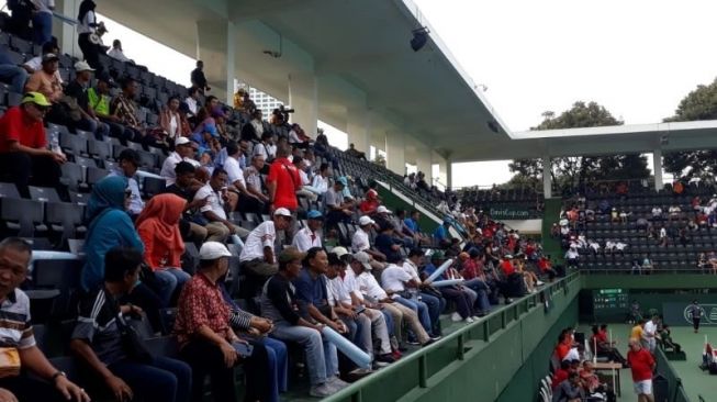 Suporter Tim Indonesia menyaksikan laga antara Indonesia vs Kenya pada ajang Piala Davis 2020 di Stadion Tenis Gelora Bung Karno, Jakarta, Jumat (6/3/2020). [ANTARA/Naufal Difaudin]