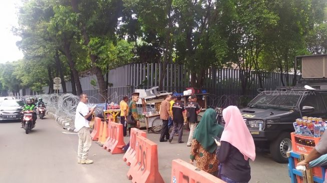 Penampakan sejumlah kantor Kedubes dipasang kawat berduri jelang FPI Cs demo di Kedubes India. (Suara.com/Stephanus Aranditio).