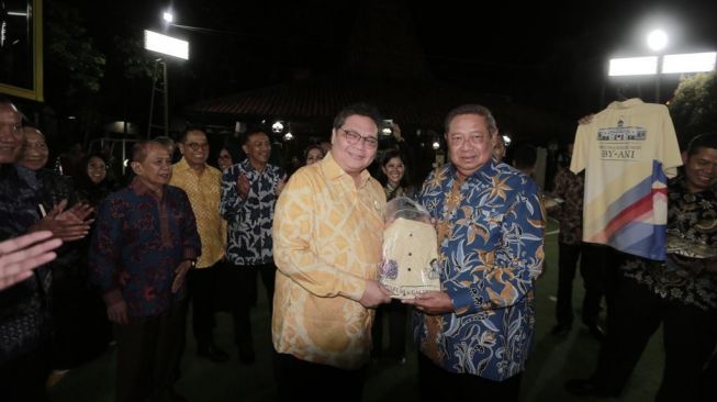 Ketum Golkar Airlangga Temui SBY Malam-malam, Ada Apa?