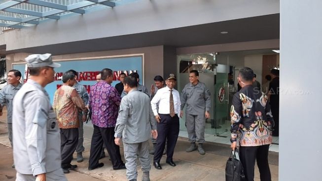 Menkopolhukam Wiranto (kemeja putih) saat tiba di kantor Bakamla, Jakpus, Jumat (6/3/2020). (Suara.com/Ria Rizki).